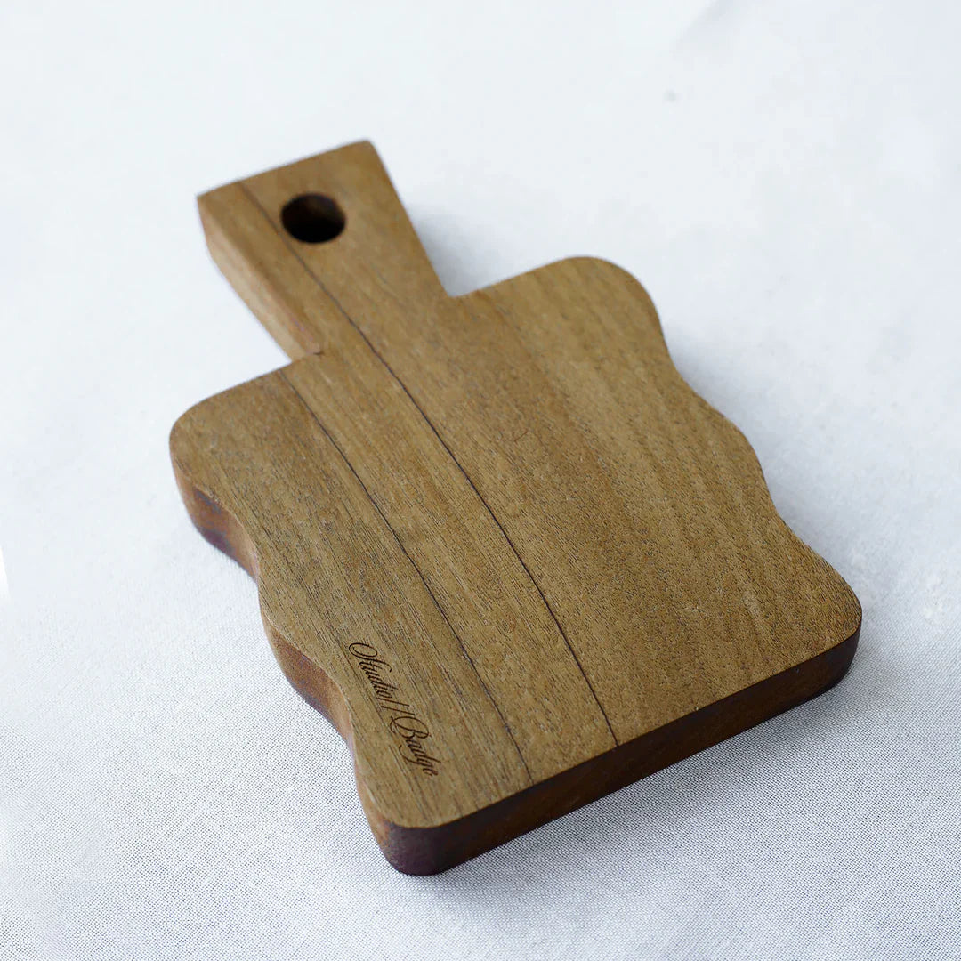STUDIO BADGE Wavy Walnut Board